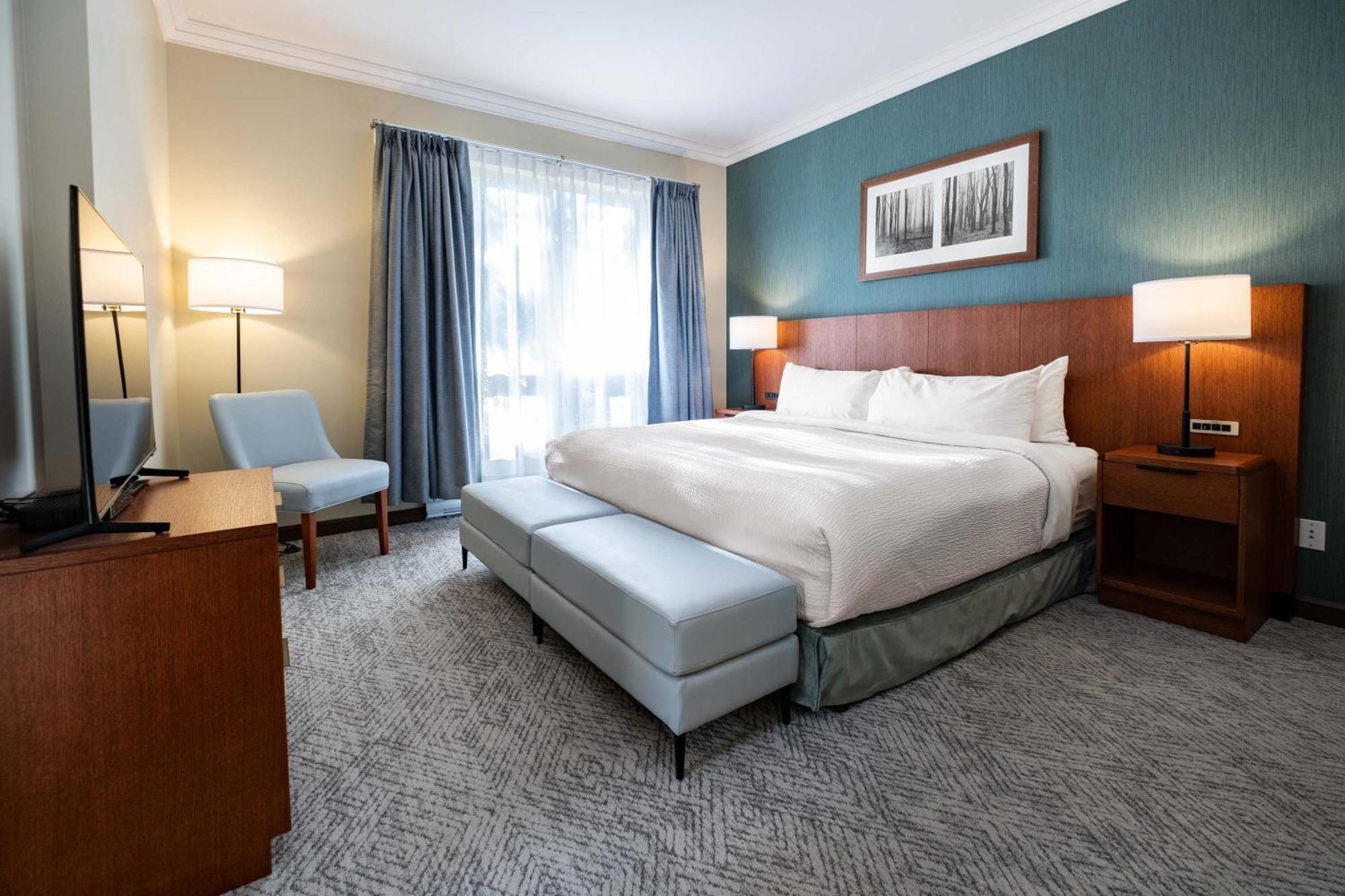 Three Bedroom Suite 2 King Beds 1 Queen Bed Sofa Bed,1742673813:JPEG